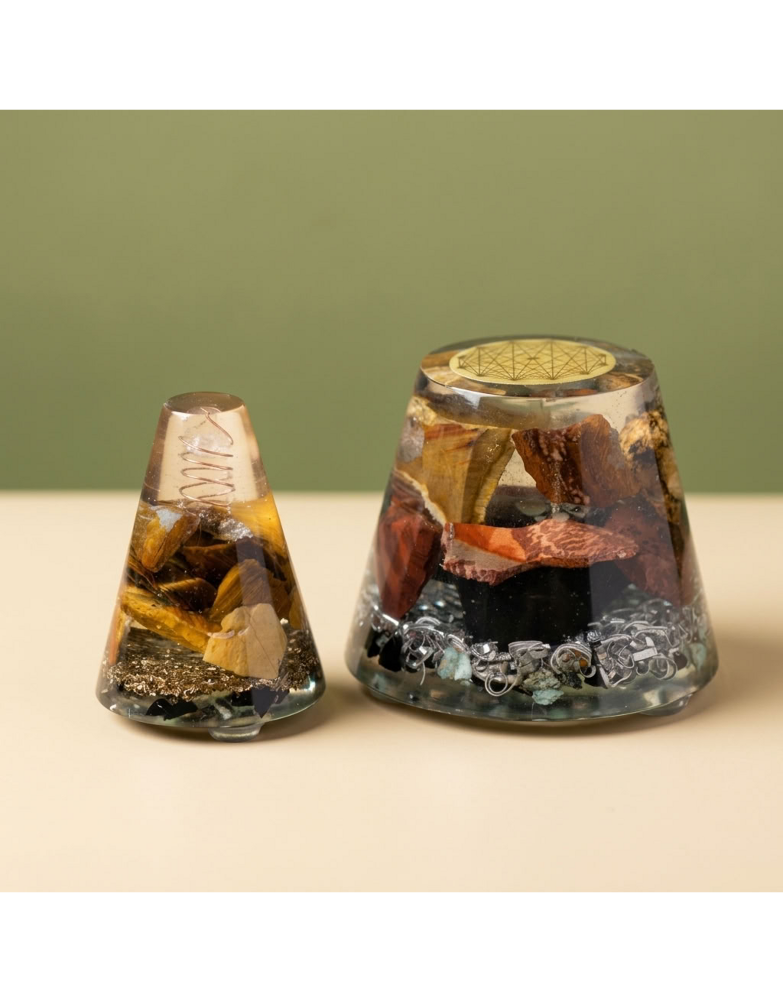 Orgonite Cone met Tijgeroog, Versteend Hout, Bergkristalpunt en Shungite