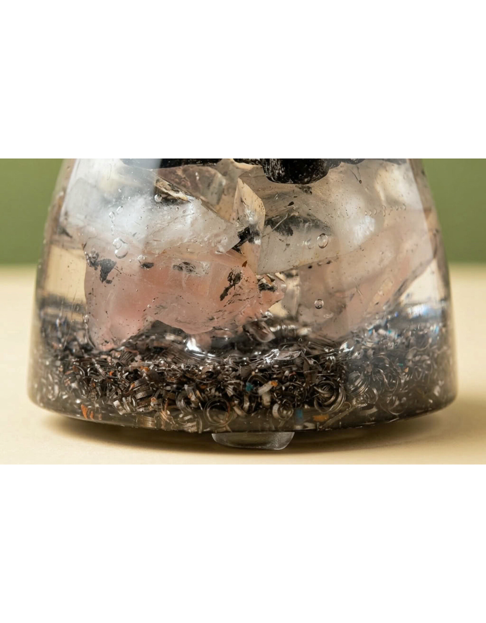 Orgonite Cone met Edel Shungite, Witte Calciet, Rozenkwarts en Bergkristalpunt