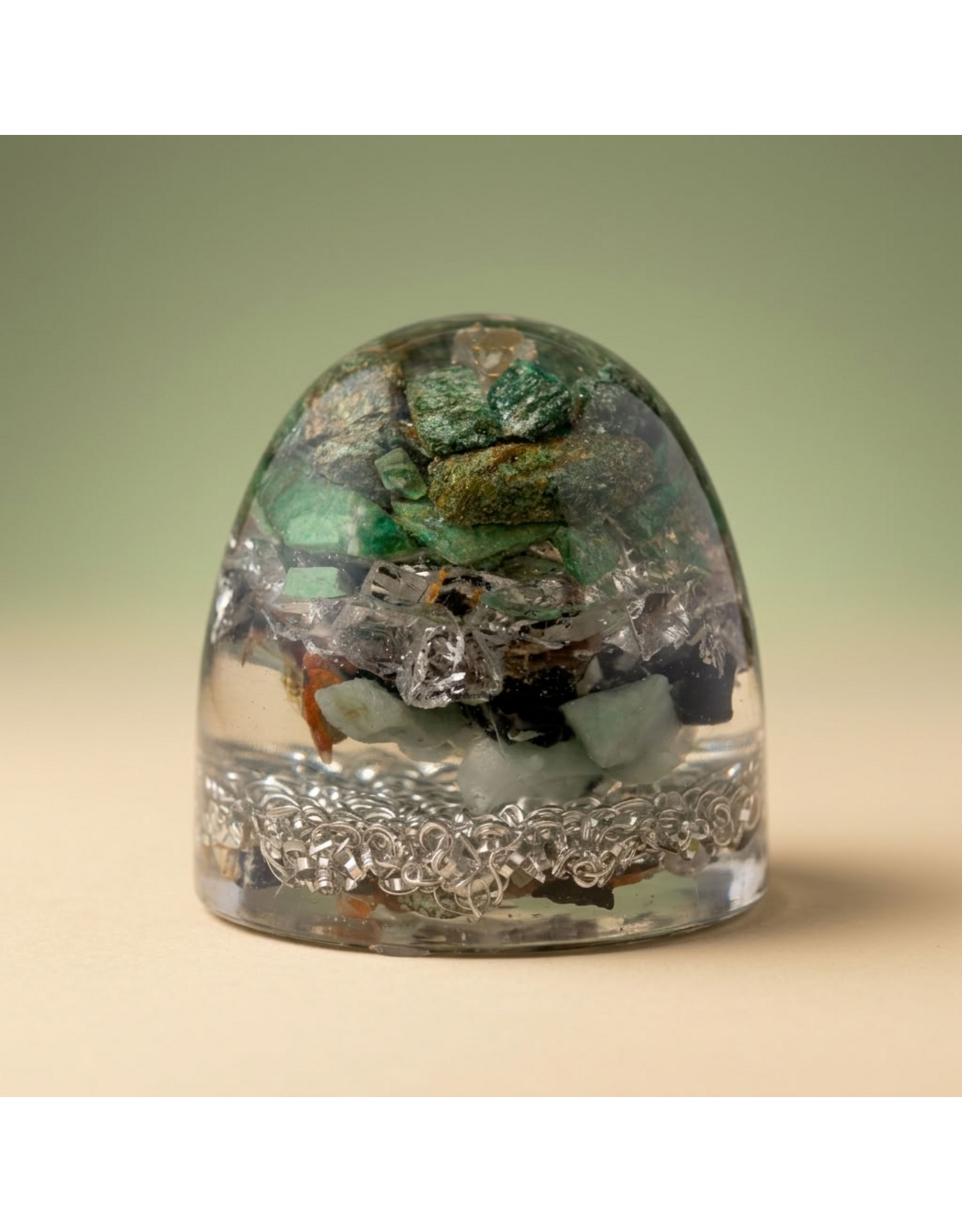 Orgonite cone met Bergkristalpunt, Zoisiet, Verdiet, Rookkwarts, Prehniet en Shungite