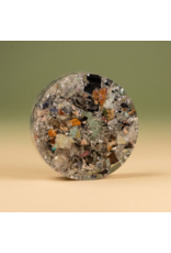 Orgonite cone met Bergkristalpunt, Zoisiet, Verdiet, Rookkwarts, Prehniet en Shungite