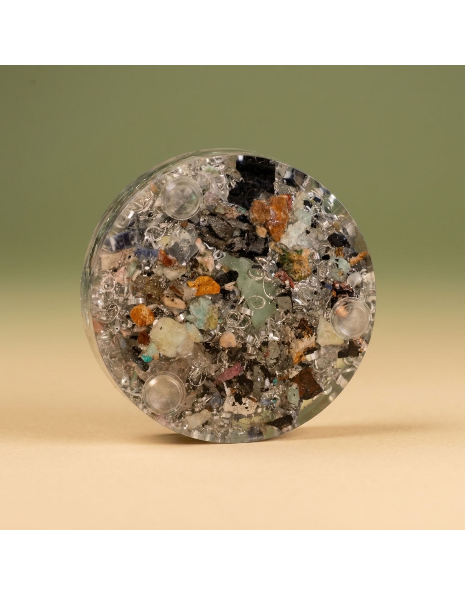 Orgonite cone met Bergkristalpunt, Zoisiet, Verdiet, Rookkwarts, Prehniet en Shungite