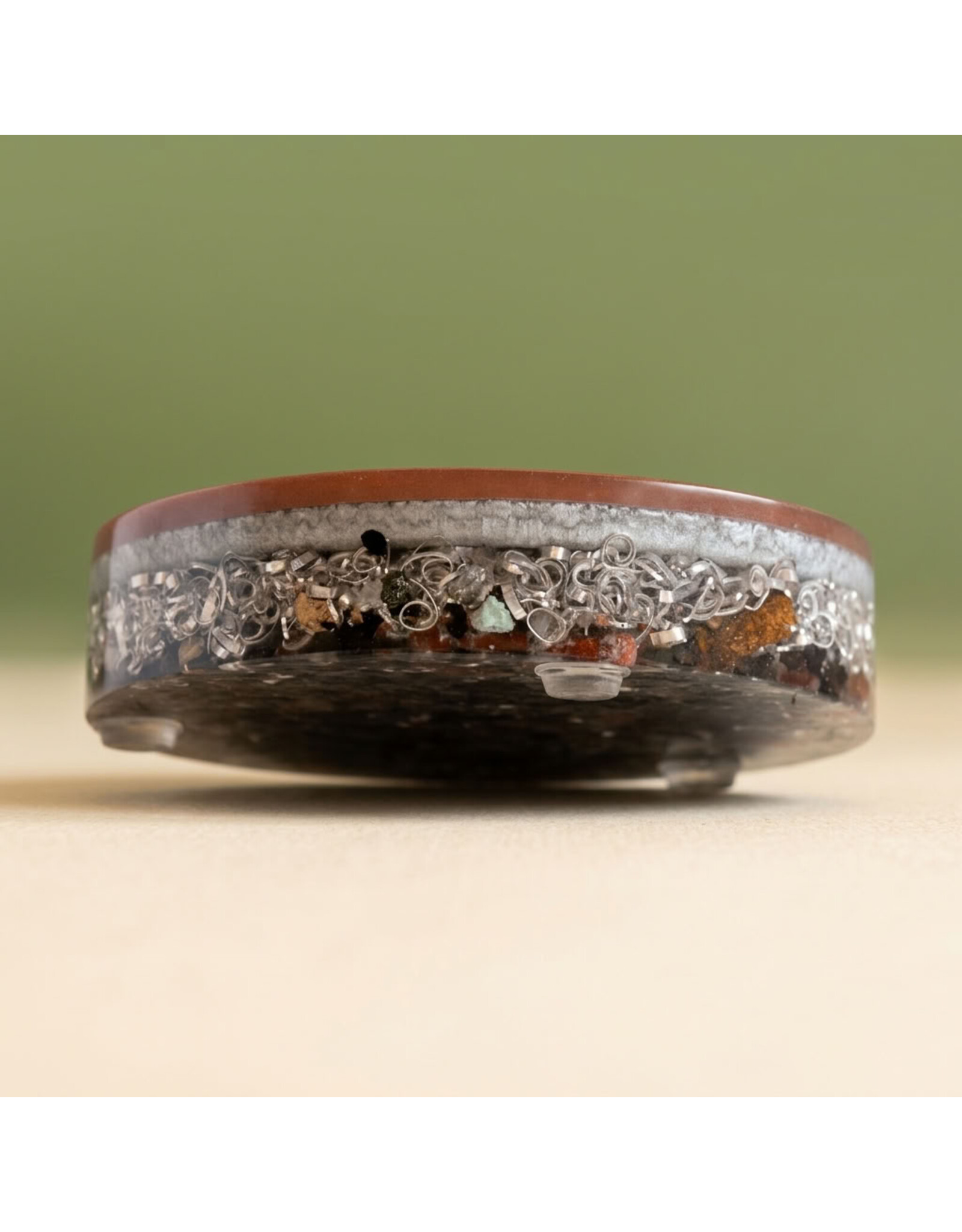 Orgonite Oplaadschijf met MWO-antenne, Shungite, Herkimer-kristallen en Rode Calciet