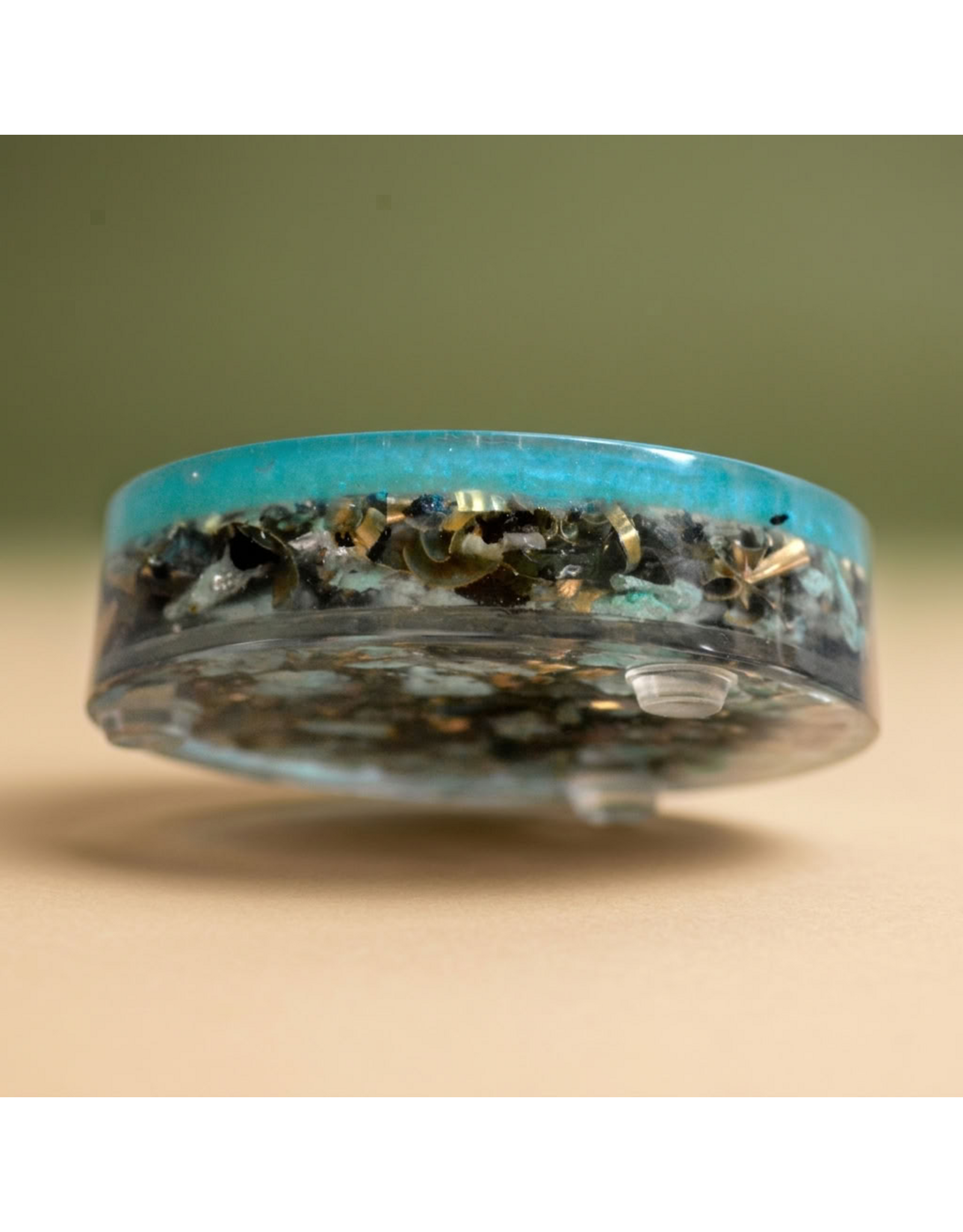 Orgonite Oplaadschijf met Ohm-symbool, Chrysocolla, Shungite en Herkimer-kristallen
