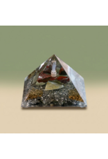 Orgonite piramide met Sonora Sunrise, Co2 Plasma, Shungite, Myanmar Jade en bladgoud