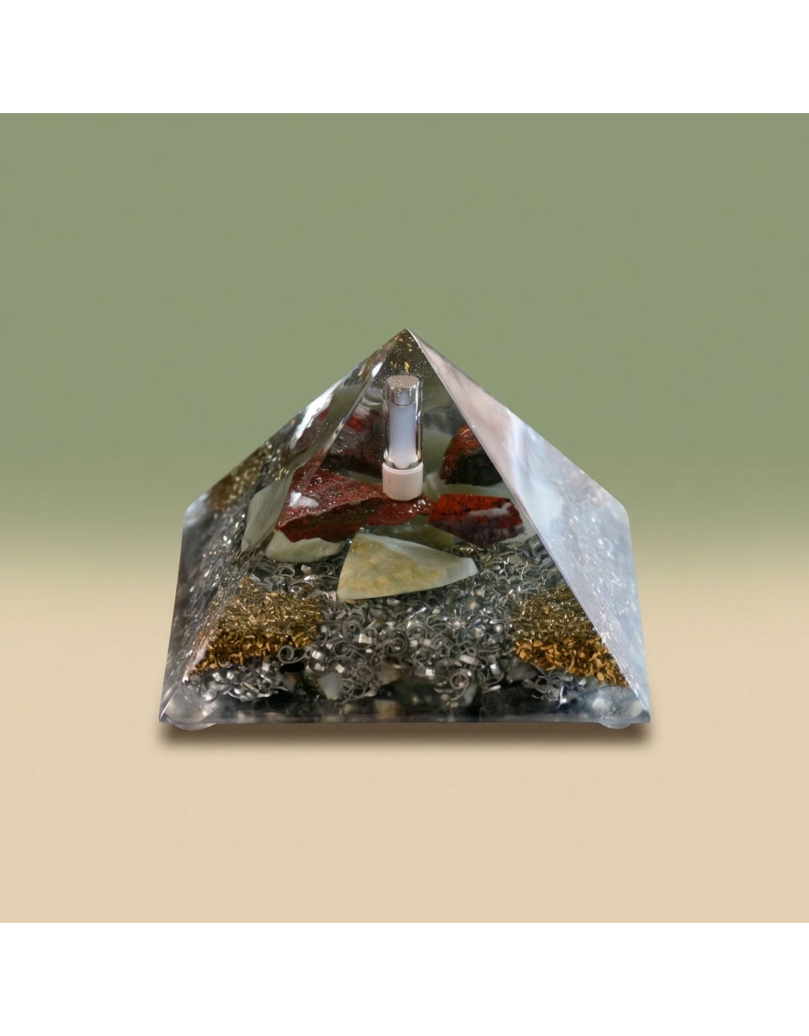 Orgonite piramide met Sonora Sunrise, Co2 Plasma, Shungite, Myanmar Jade en bladgoud