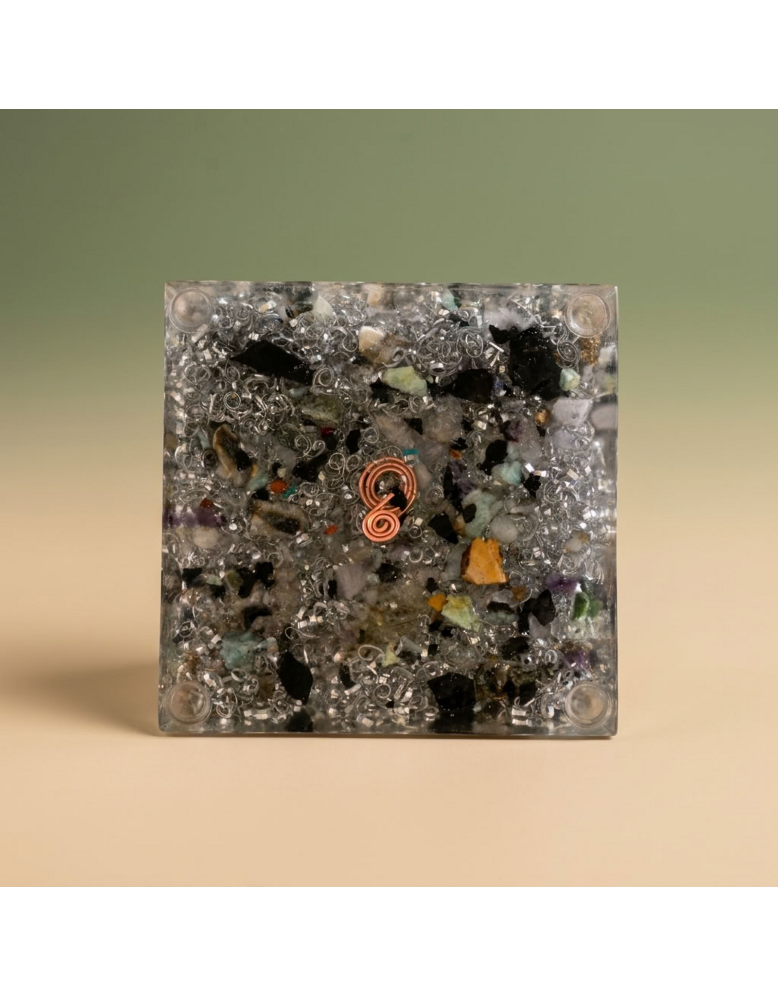 Orgonite piramide met Sonora Sunrise, Co2 Plasma, Shungite, Myanmar Jade en bladgoud