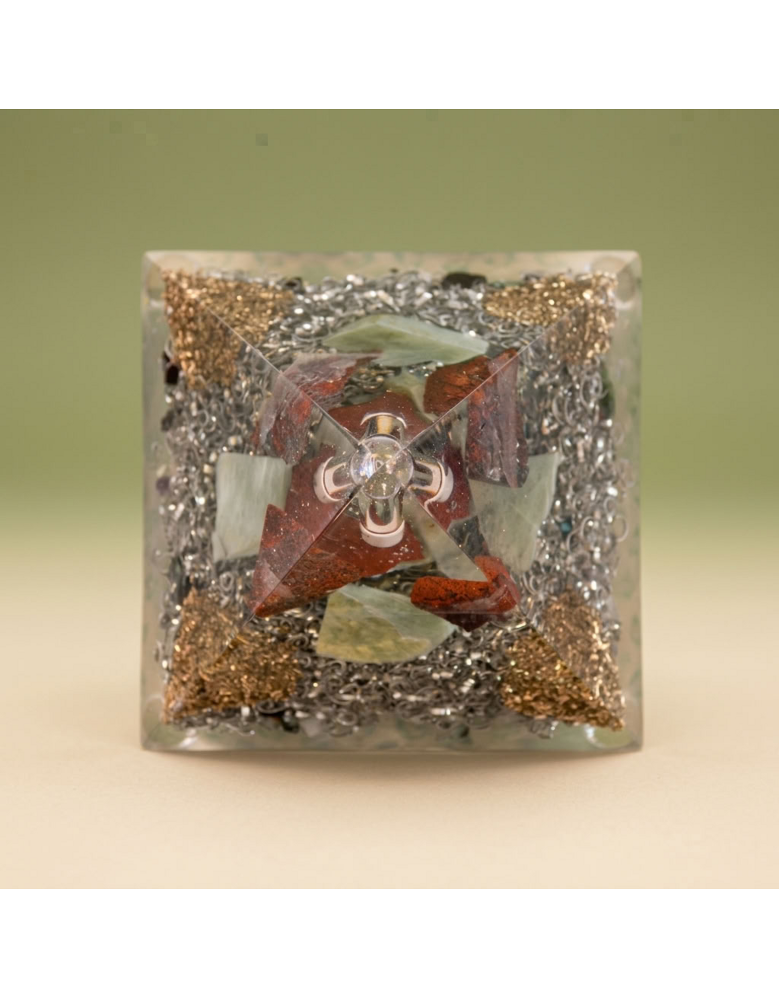 Orgonite piramide met Sonora Sunrise, Co2 Plasma, Shungite, Myanmar Jade en bladgoud