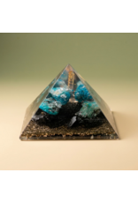Orgonite piramide met Apatiet, Chrysocolla, Bergkristal laserpunt en Shungit