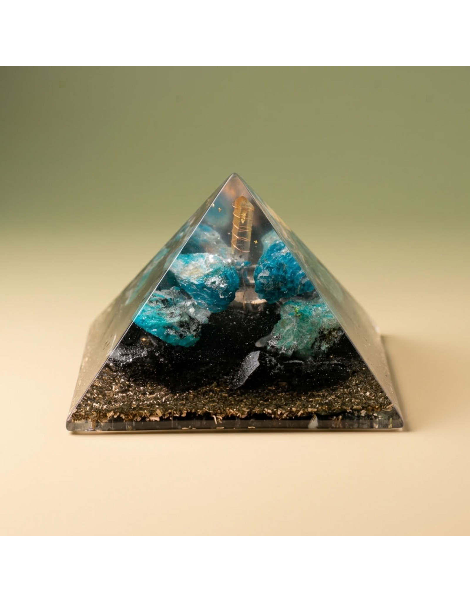Orgonite piramide met Apatiet, Chrysocolla, Bergkristal laserpunt en Shungit