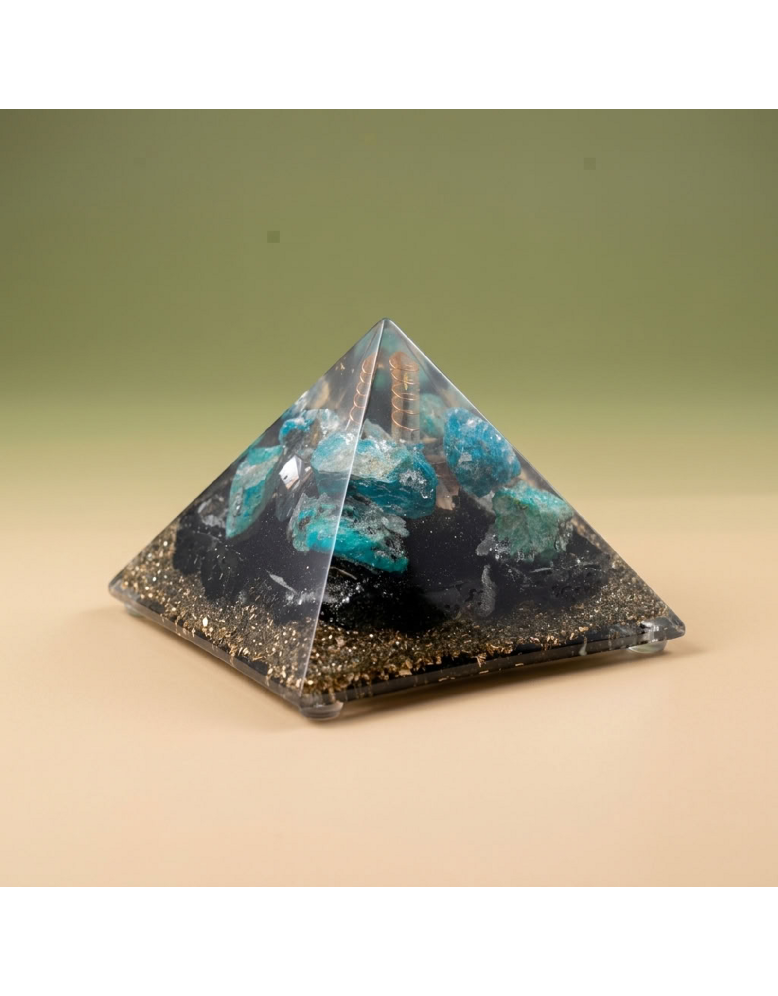 Orgonite piramide met Apatiet, Chrysocolla, Bergkristal laserpunt en Shungit