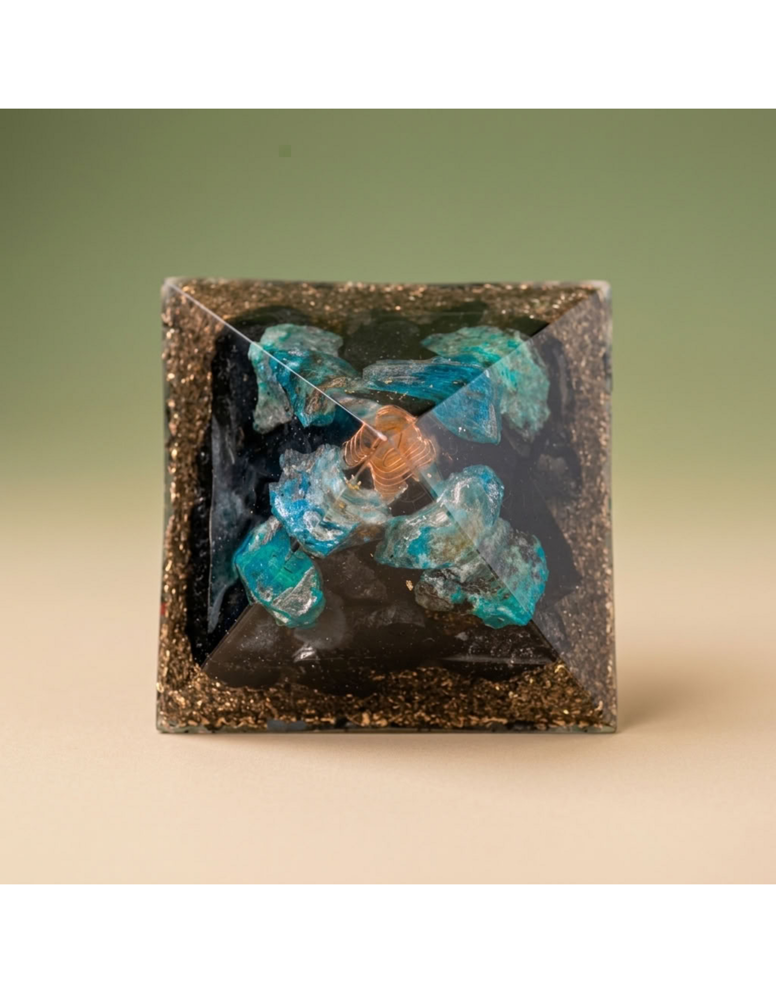 Orgonite piramide met Apatiet, Chrysocolla, Bergkristal laserpunt en Shungit