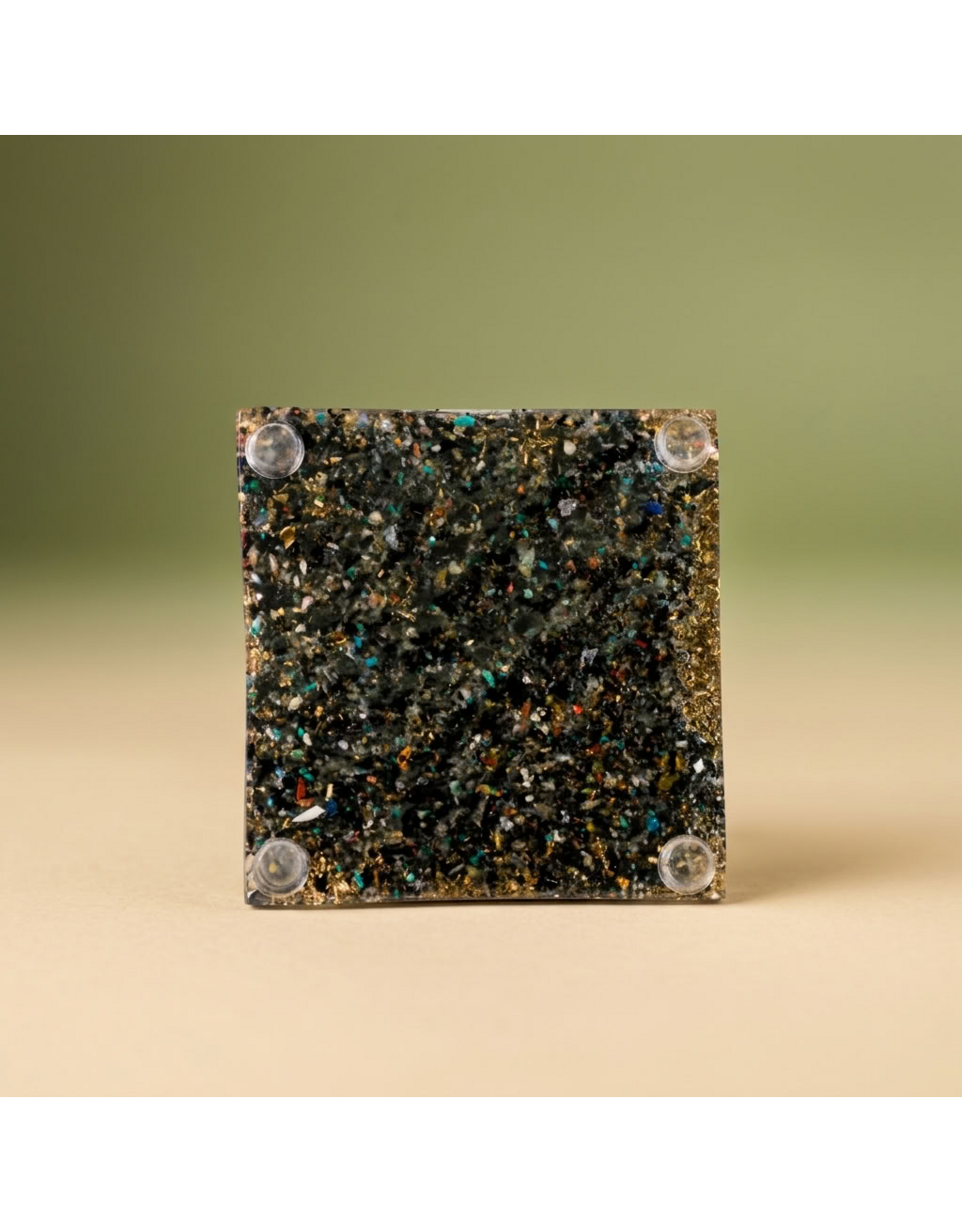 Orgonite piramide met Apatiet, Chrysocolla, Bergkristal laserpunt en Shungit