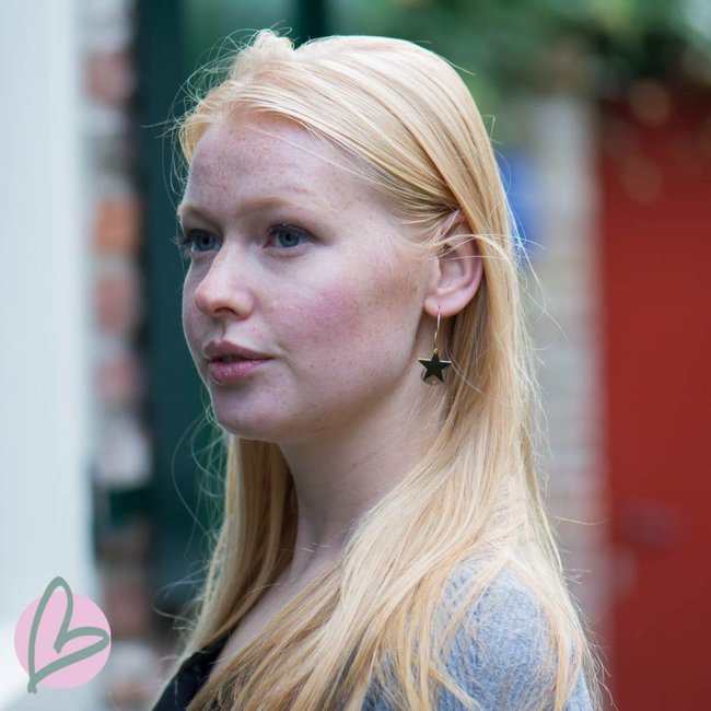 Goudkleurige oorringen met bruine druppel en ster