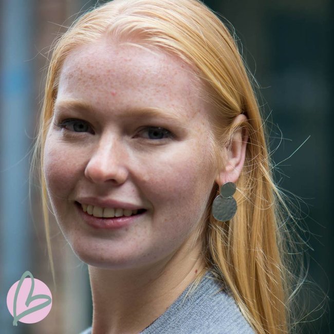 mat zilverkleurige oorbellen