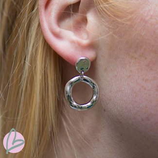 Zilverkleurige oorbellen met bewerkte ring