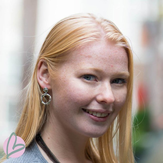 zilverkleurige oorbellen met bewerkte ring