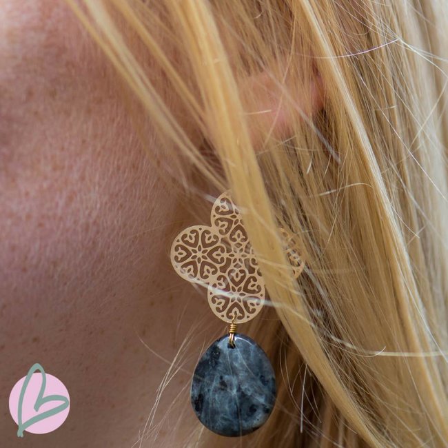 Goudkleurige oorbellen met donkergrijze steen