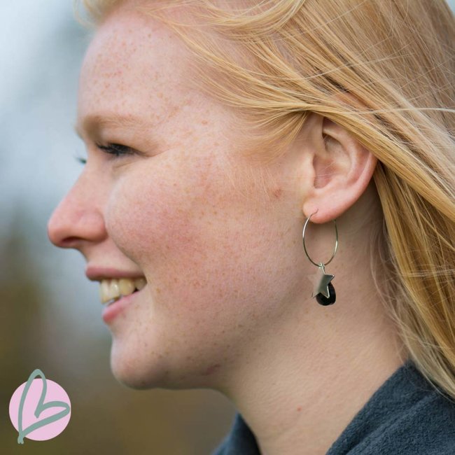 zilverkleurige oorbellen met zwarte druppel en ster