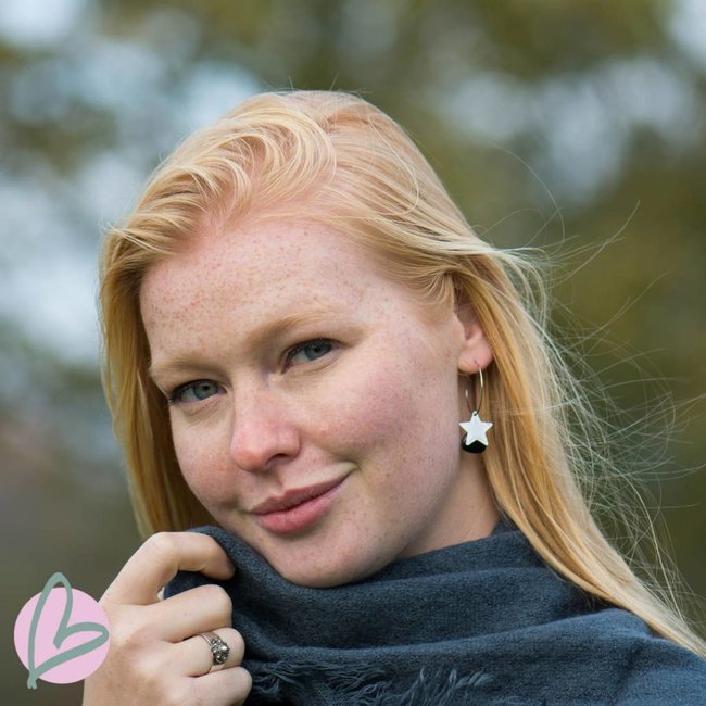 zilverkleurige oorbellen met zwarte druppel en ster