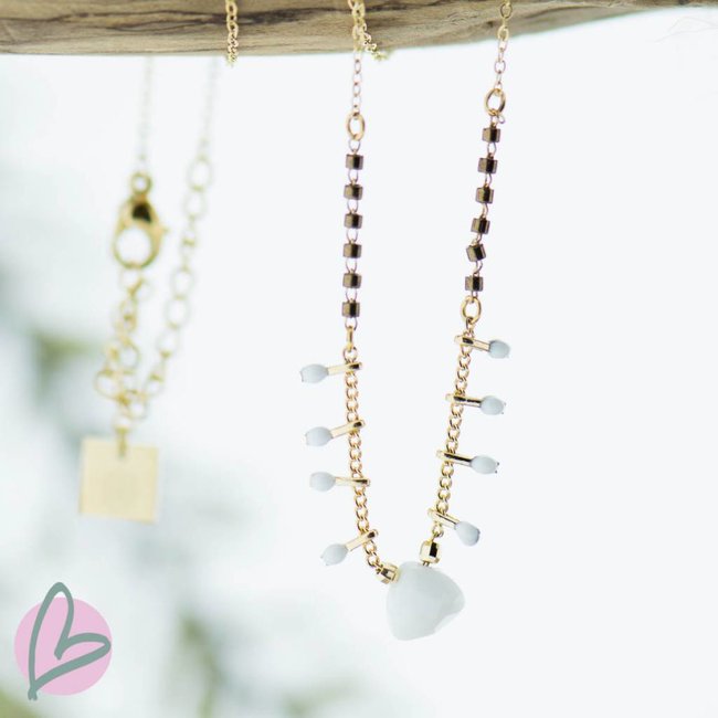 Goud ketting met witte druppels