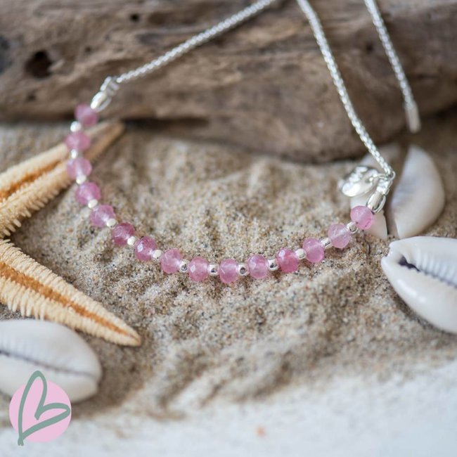 Biba armband met mat zilver en lichtroze kralen