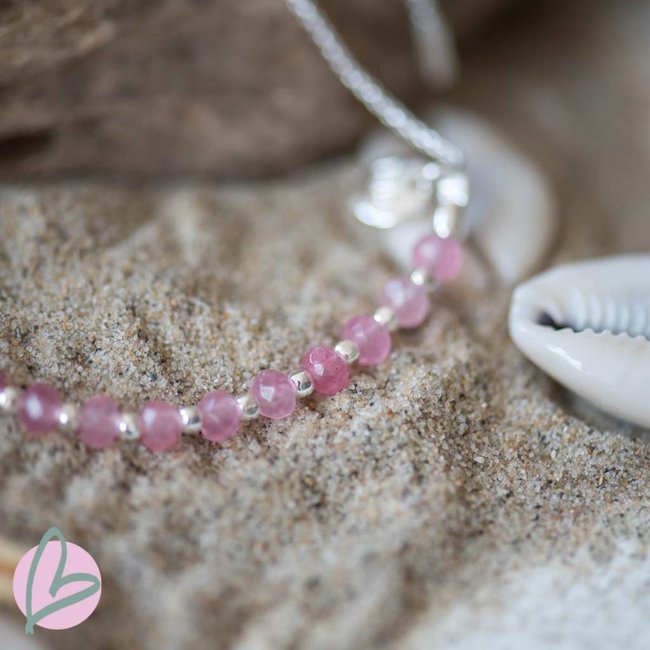 Biba armband met mat zilver en lichtroze kralen