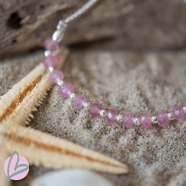 Biba armband met mat zilver en lichtroze kralen