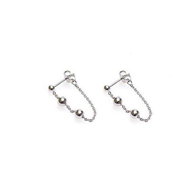 KARMA Oorstekers met ketting en bolletjes