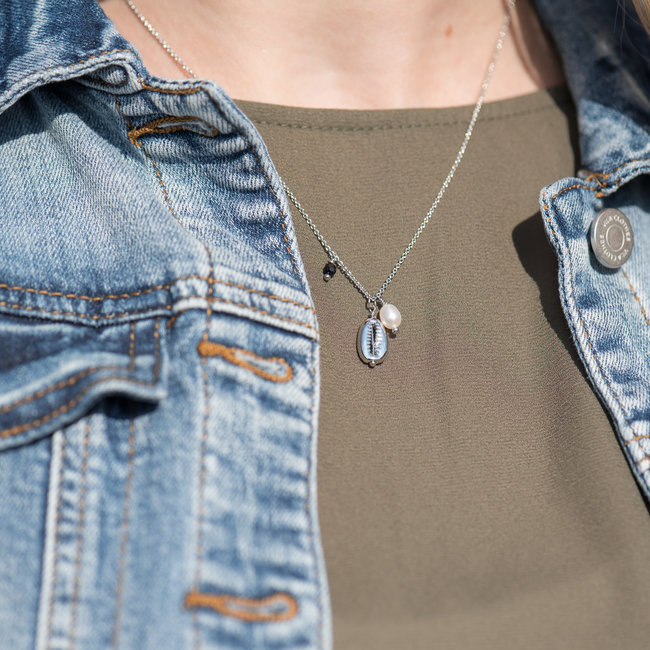 ketting zilver met cowrie schelpje en kraaltjes