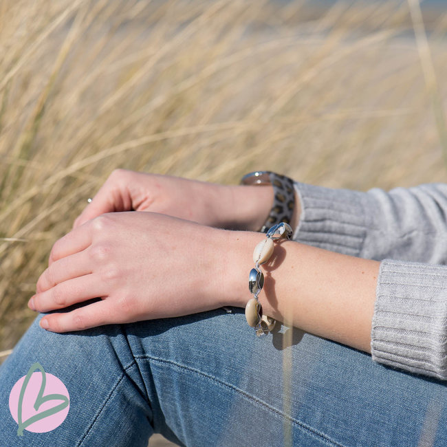 Beadle armband met zilveren en echte cowrie schelpjes