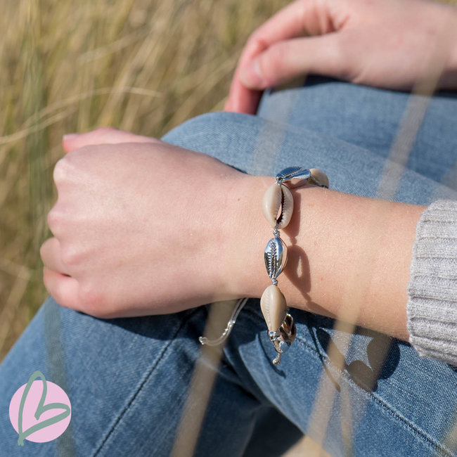 Beadle armband met zilveren en echte cowrie schelpjes