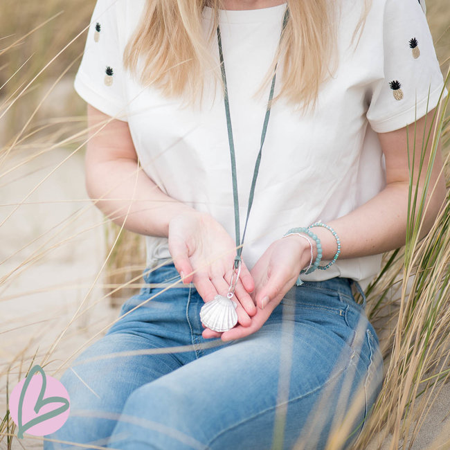 ketting zeegroen/blauw met zilveren schelp