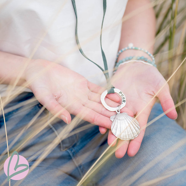 ketting zeegroen/blauw met zilveren schelp