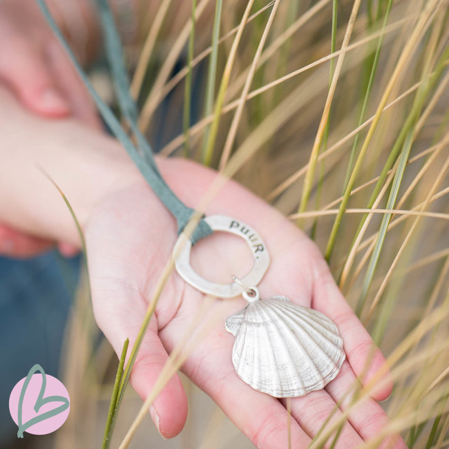 Beadle ketting zeegroen/blauw met zilveren schelp