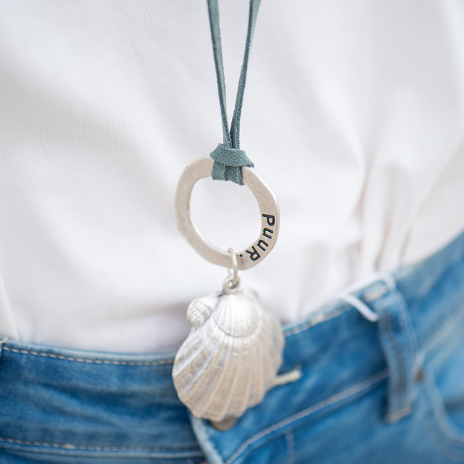 ketting zeegroen/blauw met zilveren schelp