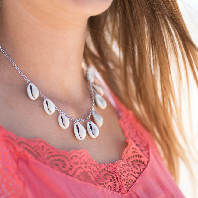Beadle ketting zilver met kauri schelpjes