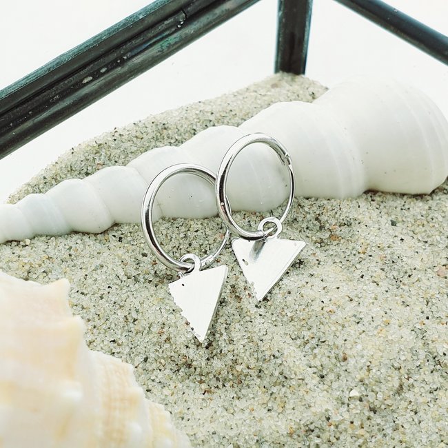 KARMA KARMA oorringen driehoekje zilver