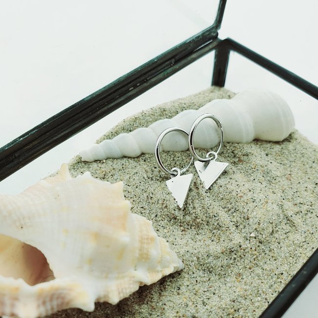 KARMA KARMA oorringen driehoekje zilver