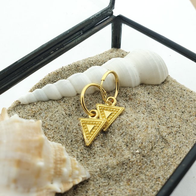 KARMA KARMA oorringen driehoek goud  bewerkt
