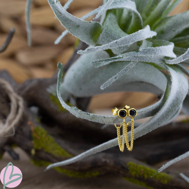 Oorstekers met ketting en zwarte steentjes