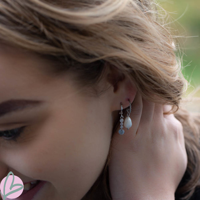 Beadle Zilverkleurige oorbellen met witte parel