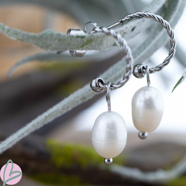 Beadle Zilverkleurige oorbellen met witte parel