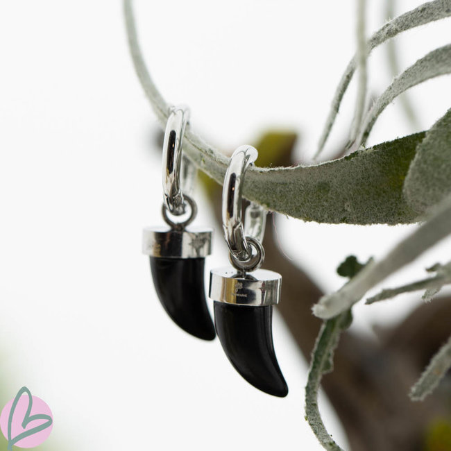 Beadle Zilverkleurige hoops met zwarte hangers