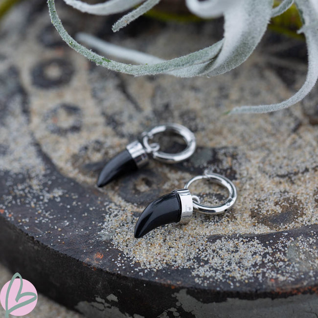 Beadle Zilverkleurige hoops met zwarte hangers