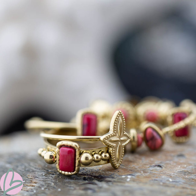 Biba Biba brede ring met rechthoek koraal rood steentje