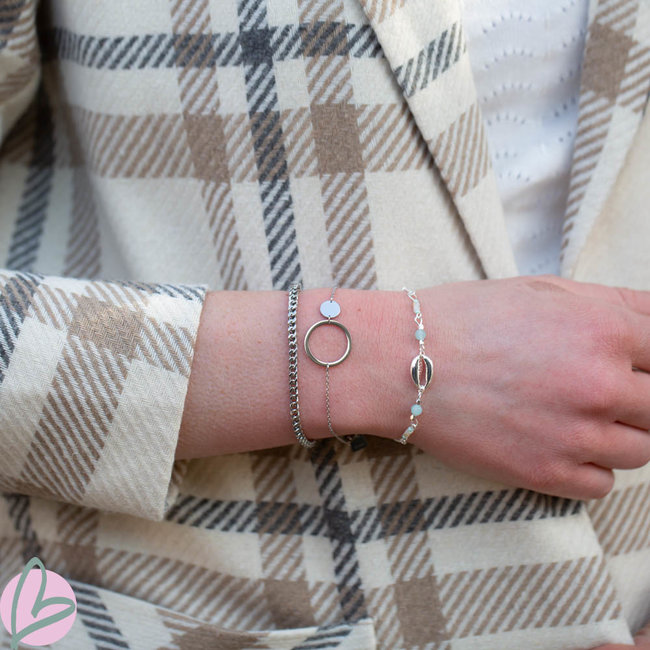Biba Zilverkleurige metalen armband met schelpje lichtblauw