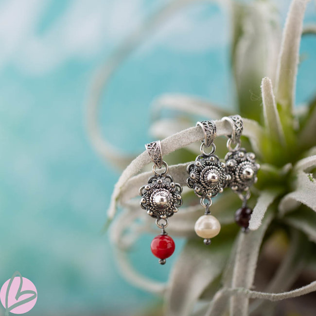 Zeeuws Echt zilveren Zeeuwse knop hanger met granaat