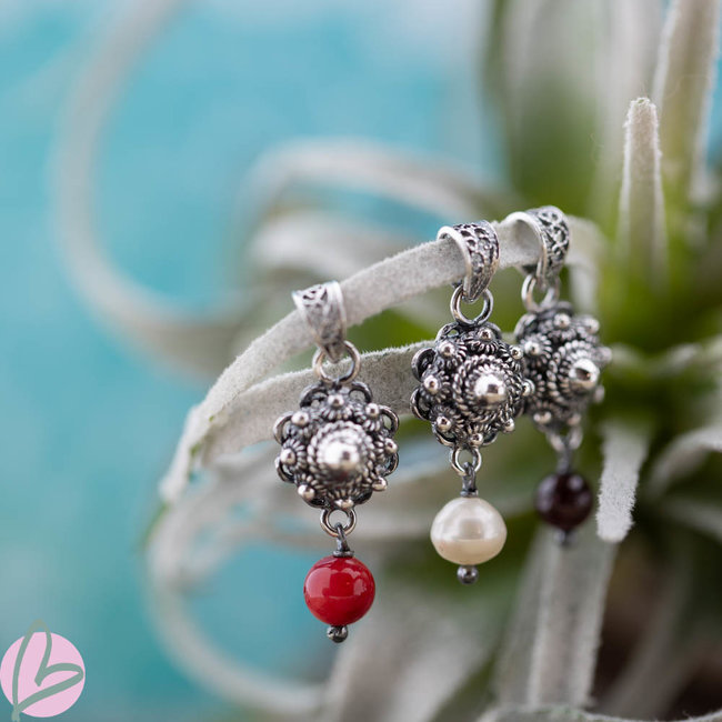 Zeeuws Echt zilveren Zeeuwse knop hanger met granaat