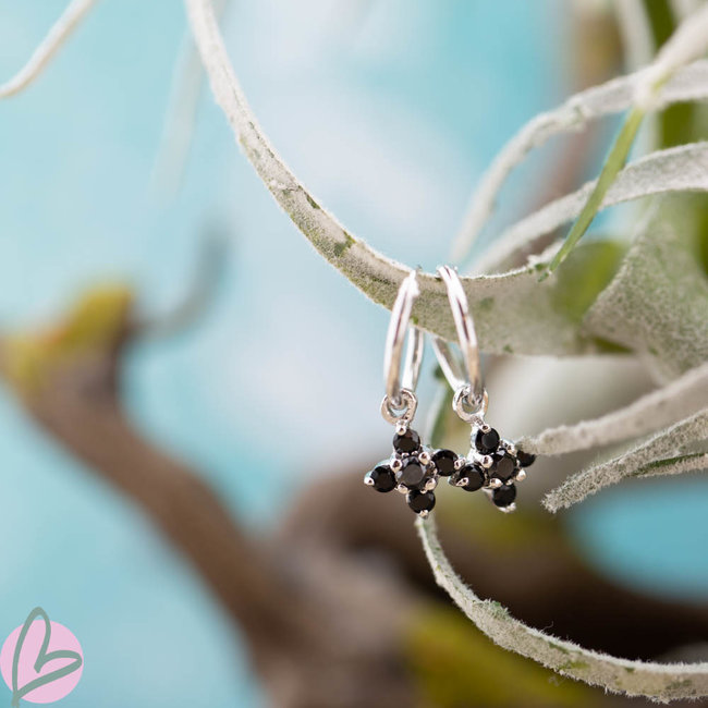 KARMA Oorringen zilver925 met crystal zwarte steentjes bloem