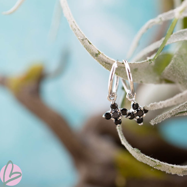 KARMA Oorringen zilver925 met crystal zwarte steentjes bloem